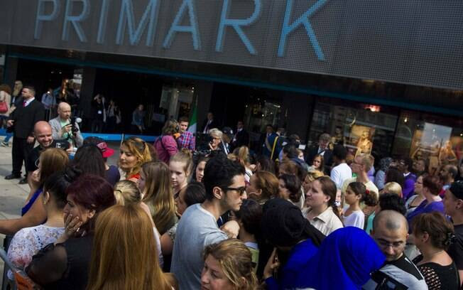 Euforia de consumidores em inauguração de loja da Primark em Berlim. Foto: Reuters