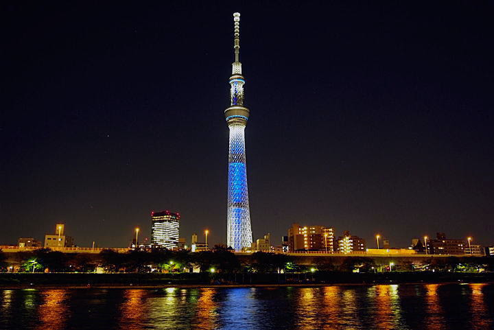 東京スカイツリーと隅田川の屋形船 東京屋形船案内