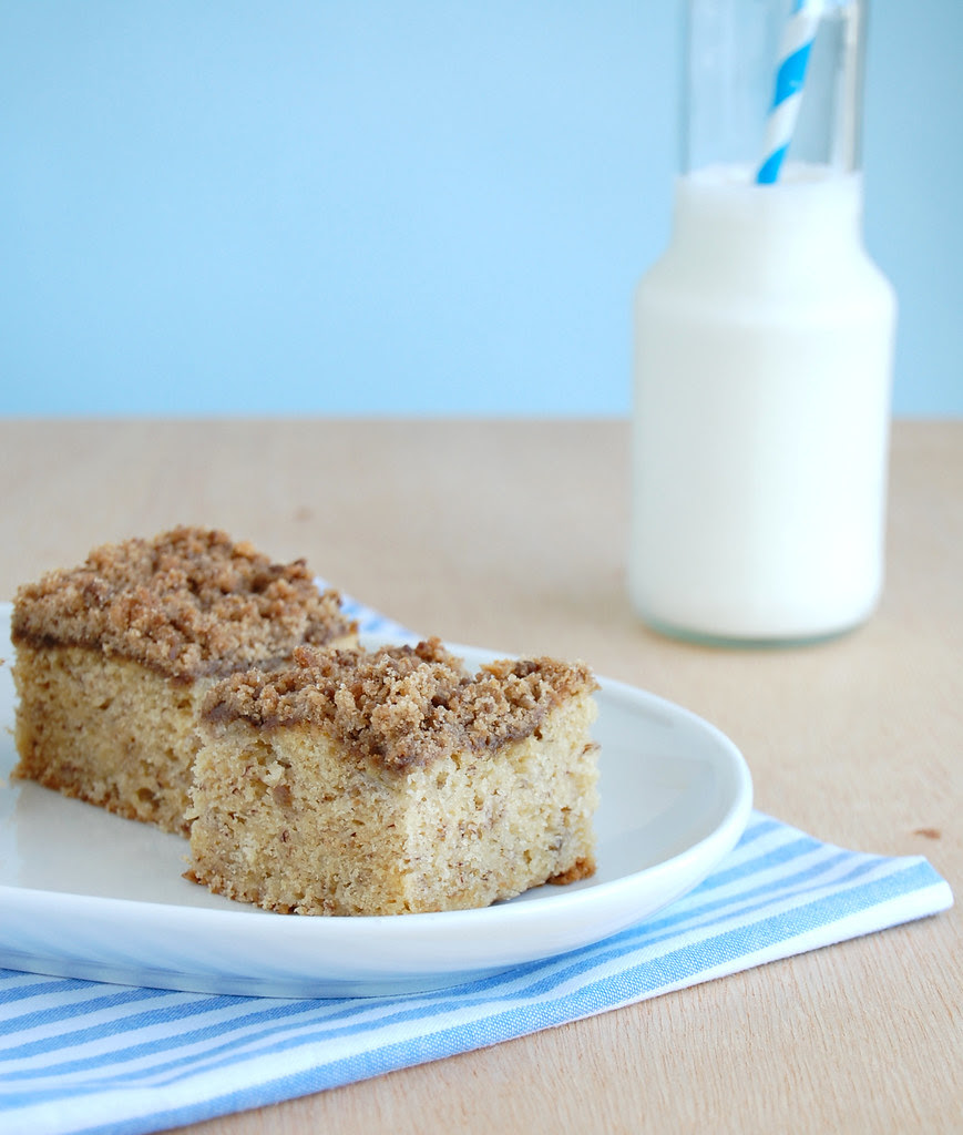 Banana streusel snack cake / Bolo de banana com cobertura streusel