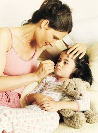 Jika Anda praktisi reiki, saat anak demam, salurkan reiki padanya dengan penuh kasih sayang.
