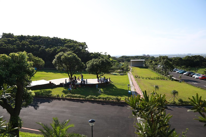 從住宿區望向餐廳前的大草坪