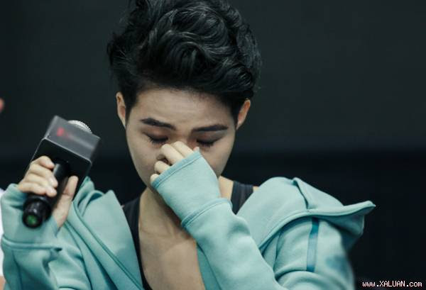 Nữ ca sĩ rơi nước mắt khi nhớ lại cảm giác hoang mang, tự ti trước các đồng nghiệp vào nghề sớm hơn mình.