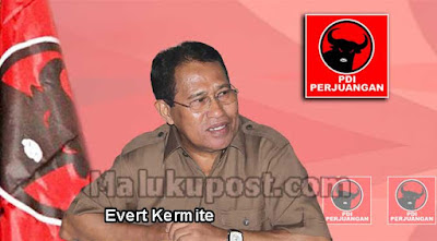 Ambon, Malukupost.com - Wakil Ketua Bidang Kehormatan DPD PDI Perjuangan Maluku Evert Kermitte mengharapkan masyarakat jangan sampai terprovokasi isu bahwa pusat telah merekomendasikan pasangan bakal calon tertentu untuk pemilihan gubernur dan wakil gubernur. "Tolong diingat bahwa keputusan memberikan rekomendasi itu merupakan hak prerogatif atau kewenangan Ketua Umum DPP PDI Perjuangan Megawati Soekaronoputri yang hingga saat ini masih mempertimbangkan bakal calon gubernur dan wagub untuk mengikuti pilkada 27 Juni 2018," katanya di Jakarta, Sabtu (28/10).