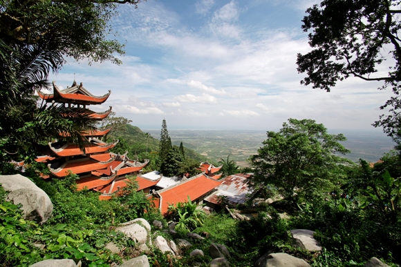 Tour du lịch Phan Thiết - Mũi Né: Lâu đài rượu vang - Hòn Rơm