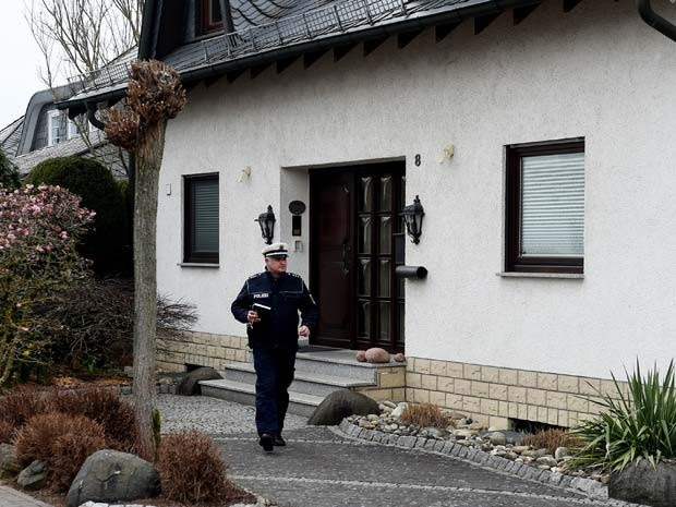 Policial faz busca em casa na cidade de Montabaur, de onde era o copiloto Andreas Lubitz (Foto: AFP PHOTO / PATRIK STOLLARZ)