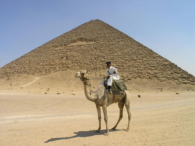 Ficheiro:Dahshur - Red Pyramid - Tourist policemen on camel.JPG