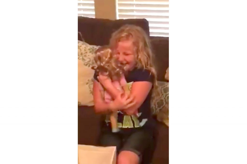 girl-with-prosthetic-leg-doll