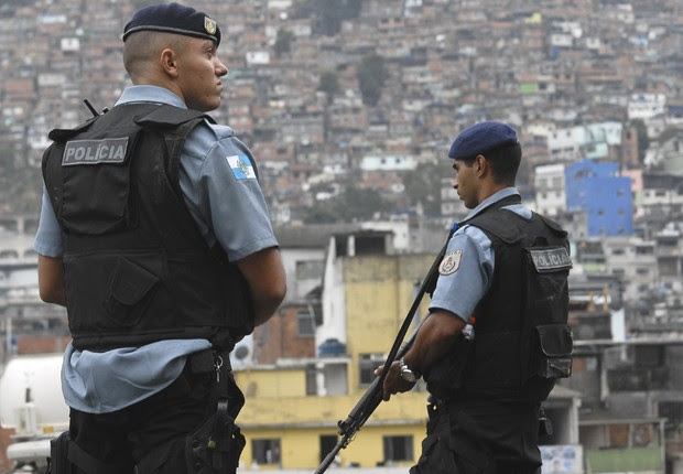Policiais armados são vistos em UPP instalada no Morro dos Macacos, no Rio de Janeiro (Foto: Marcello Casal Jr/Agência Brasil)