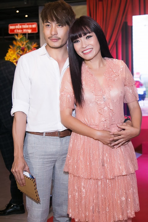 Người đẹp "bắt cá 2 tay" hút trăm ánh nhìn khi đi xem phim - 7