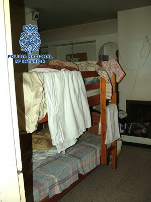 Local onde as vítimas dormiam, em foto divulgada nesta quinta-feira (24) pela polícia espanhola (Foto: Divulgação)