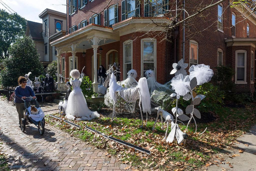 Outdoor Halloween Decorations Ideas To Stand Out