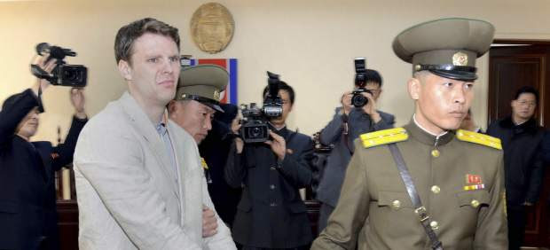Fotografía de archivo de Otto Wambier esposado al ser detenido en Corea del Norte, en 2016.