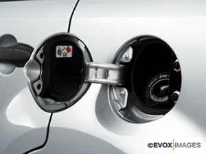 http://usnews.rankingsandreviews.com/cars-trucks/Ford_Escape/photos-exterior/gas-cap-open/
