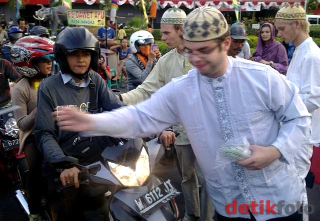 18 Mahasiswa Asing Bagi-bagi Tajil