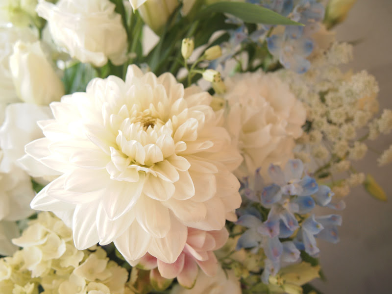 お供え花 命日の花 葬儀の花 お盆の花を贈る時の相場や注意点