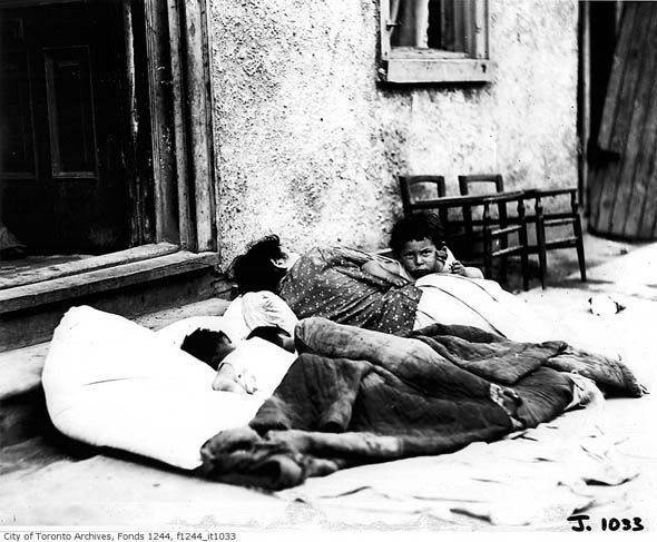 toronto heat wave sleeping outside