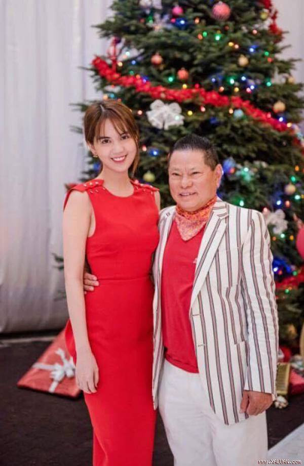  Sau khi thông tin trở thành bạn gái tỷ phú Hoàng Kiều được hé lộ, Ngọc Trinh lên đường sang Mỹ gặp gỡ gia đình người yêu.