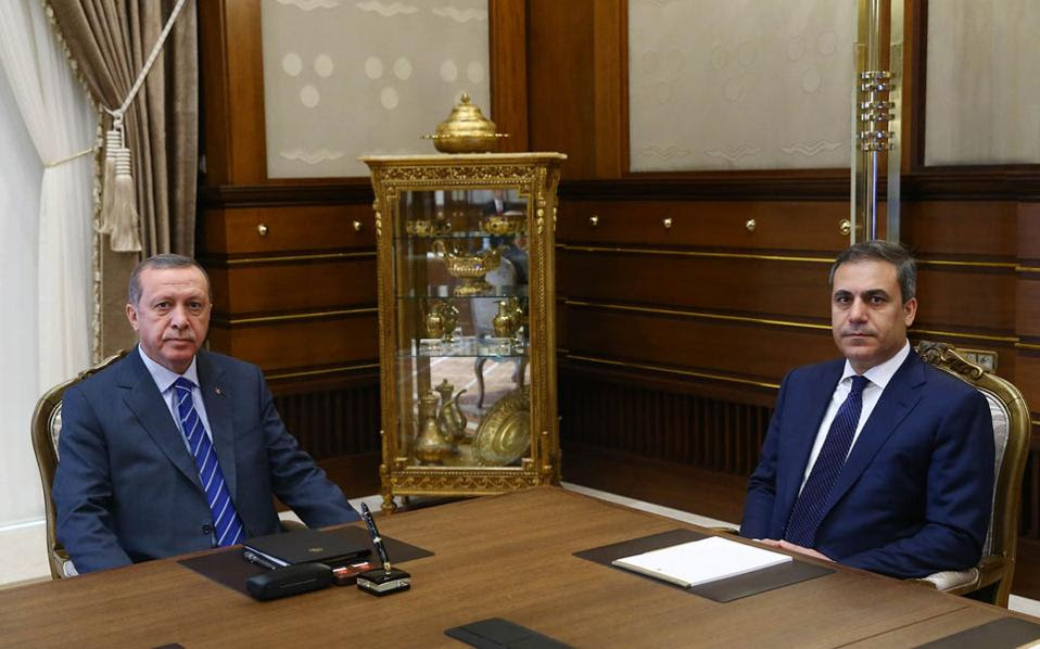 Ο Τούρκος πρόεδρος Ερντογάν κατά τη διάρκεια χθεσινής σύσκεψης με τον επικεφαλής των υπηρεσιών πληροφοριών Χακάν Φιντάν, στην Αγκυρα.