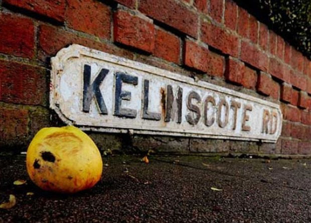 Em 2011, uma ‘avanlanche’ de mais de 100 maçãs caiu em uma das principais ruas de Coventry, no Reino Unido. A rua ficou repleta de maçãs após elas atingirem para-brisas de carros e pessoas perto do horário de pico do trânsito. A bizarra ‘chuva de maçãs’ pode ter sido causada por uma corrente de ar que levou as frutas de algum jardim ou pomar próximo, soltando-as no cruzamento entre as ruas Keresley Road e Kelmscote Road. (Foto: Reprodução)