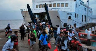 Ambon, Malukupost.com - PT Angkutan Sungai Danau Penyeberangan (ASDP) Indonesia Ferry Cabang Ambon mencatat jumlah penumpang tanpa kendaraan pada angkutan Lebaran 2017 mengalami penurunan sebesar 84 persen dibanding 2016. Manajer Usaha ASDP Cabang Ambon Burhan Fernatubun di Ambon, Rabu (5/7), mengungkapkan sesuai data yang dimiliki pihaknya, jumlah penumpang yang tidak menggunakan kendaraan pada angkutan Lebaran 2017 turun sebesar 44.513 orang dibanding tahun 2016 yang mencapai 52.848 orang.