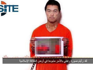 Imagem divulgada pelo SITE (grupo de monitoramente do terrorismo) mostra o refém japonês Kenji Goto em imagem que teria sido feita após a decapitação de outro refém, Haruta Yukawa (Foto: Reprodução/Twitter/SITE Intel Group)