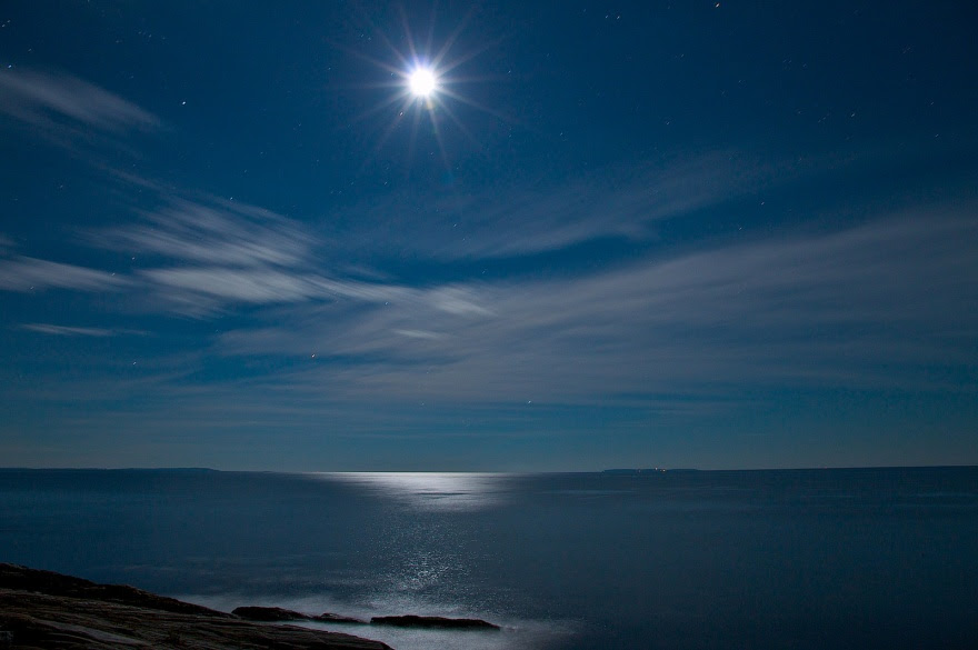 Imagen fresca trayectoria lunar en la superficie del mar (28 fotos)