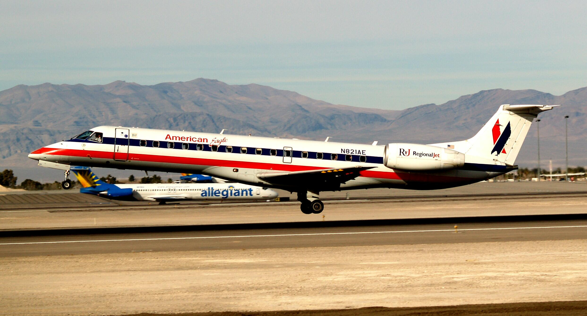 Beschreibung American Eagle Airlines Embraer ERJ-145LR N821AE.jpg