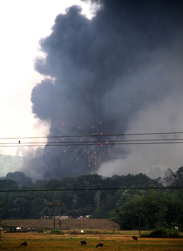Fumaça e explosões em fábrica de fogos de artifício no complexo militar de Thanh Ba, a 120 quilômetros do norte de Hanói, capital do Vietnã, na manhã deste sábado (12). (Foto: AFP Photo)