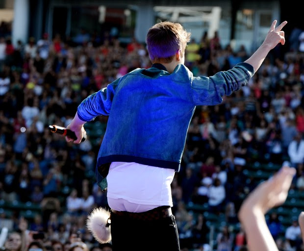 Justin Bieber se apresenta na cidade de Carson, em Los Angeles, nos Estados Unidos (Foto: Getty Images/ Agência)