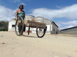 Ana Santana acorda cedo e faz várias viagens até o chafariz da cidade para pegar água (Foto: Anderson Barbosa/G1)