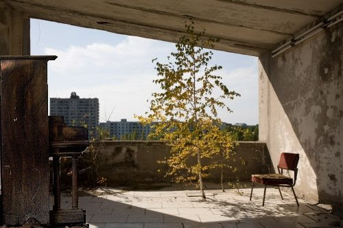 Piano abandonado e o Ar frio soprando pela janela