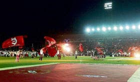 Una multitud de hinchas de Independiente, anoche, en Avellaneda