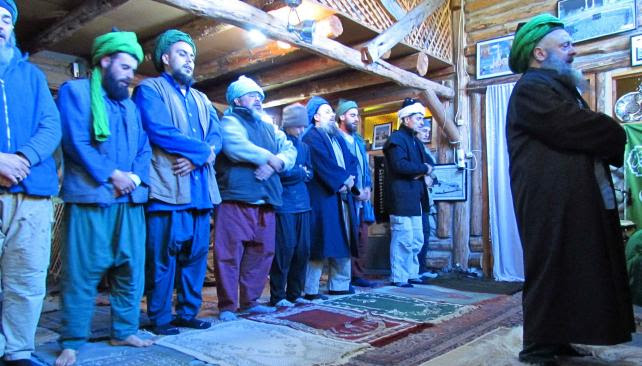 En dirección a la meca. Desde El Bolsón, los sufíes de la Orden Naqshbandi rezan al amanecer.