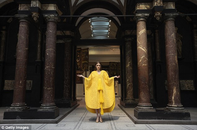 Ambiente espectacular: Modelo Bianca Gavrilas poses no V & A Medieval e do Renascimento Gallery 