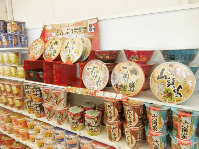 セブンイレブン 限定 小どんぶり 日清名店シリーズ すみれ 一風堂 山頭火 中本 カップ麺２つで小どんぶり１個プレゼント 18年3月1日から 各店舗２０個限定 日々飽食