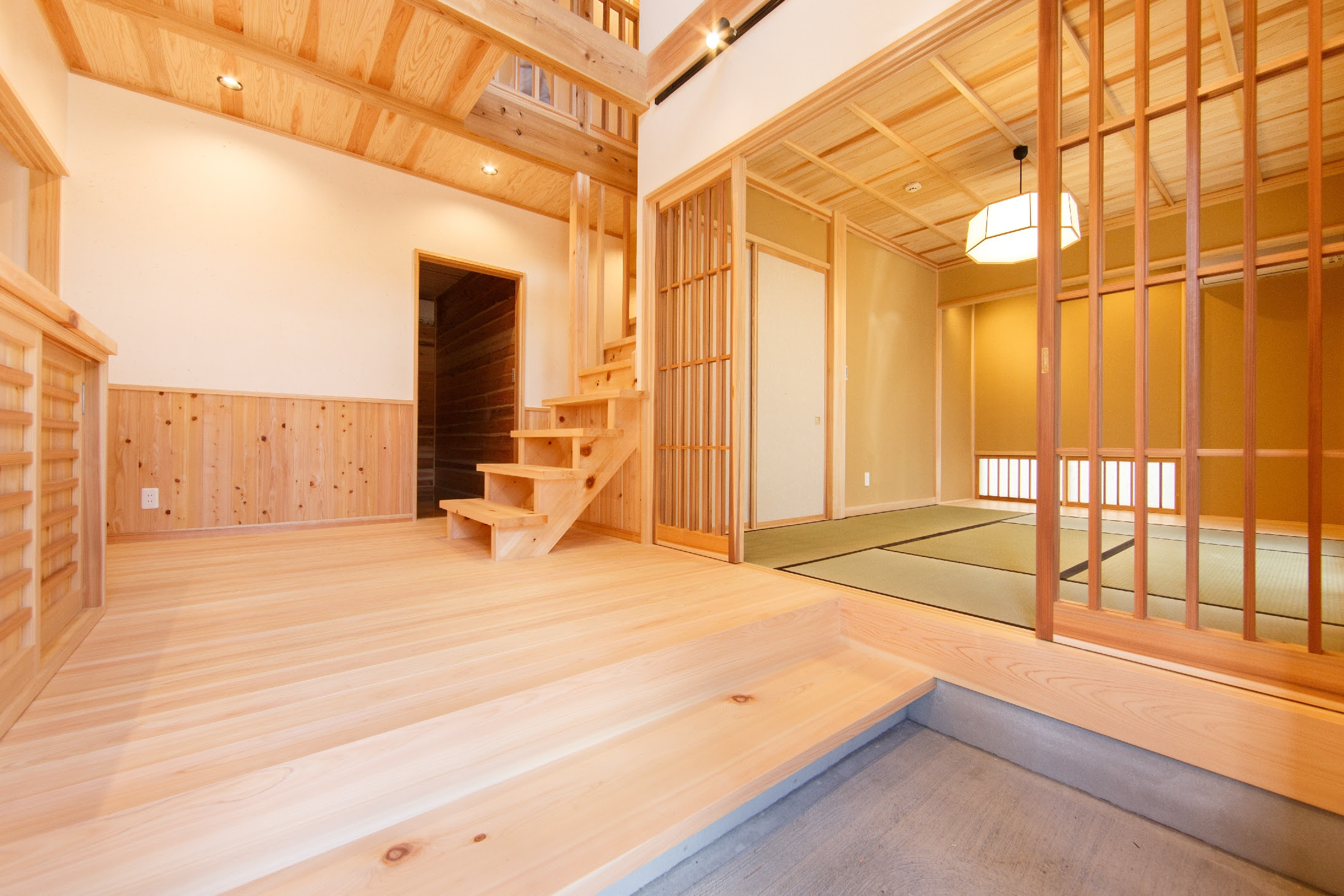 成康工務店 東京 青梅の無垢の木と自然素材の注文住宅 青梅市 吹き抜けのある玄関と人が集まる和室のある家