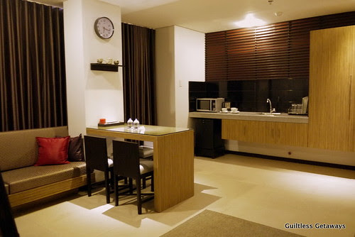 isuites-taka-room-litchen-dining.jpg
