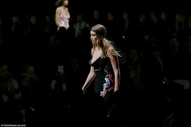 Siêu mẫu 19 tuổi <a href='http://ift.tt/1WQh478' title='lộ ngực trên sàn catwalk' target='_blank'>lộ ngực trên sàn catwalk</a>