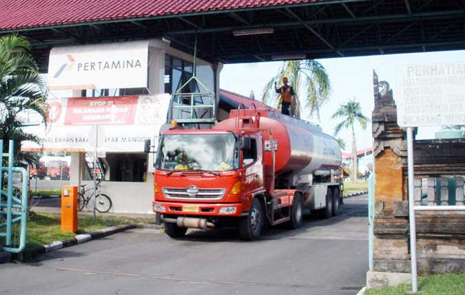 Bali, Malukupost.com - PT.Pertamina MOR VIII Maluku-Papa mengajak puluhan wartawan dari empat provinsi mengunjungi Terminal Bahan Bakar Minyak (TBBM) Manggis, Kabupaten Karang Asem Provinsi Bali. Kunjungan yang dipimpin langsung oleh Area Manager Communication and Relation Pertamina MOR VIII, Taufikurachman merupakan rangkaian kegiatan " Media Gathering" Pertamina MOR VIII. Menurut Taufikrachan, TBBM Manggis dipilih sebagai lokasi kunjungan karena TBBM tersebut merupakan salah satu objek vital nasional, dan merupakan titik pendistribusian untuk Pulau Bali dan Provinsi Nusa Tenggara Barat dan sebagian wilayah Nusa Tenggara Timur. Rombongan media dari empat provinsi yakni Provinsi Maluku, Maluku Utara, Papua dan Papua Barat langsung diterima Office Head TBBM Manggis Zulkarnaen. Sebelum memulai kunjungan ke wilayah penampungan dan penyaluran BBM, awak media terlebih dahulu dikumpulkan pada ruang rapat dan kemudian diberikan penjelasan terkait operasional TBBM Manggis dan sarana prasarana pada TBBM tersebut. Office Head TBBM Manggis Zulkarnaen mengatakan, TBBM Manggis memiliki 19 tangki BBM dan 4 tangki LPG, serta 3 dermaga dengan luas area 17 hektare dengan penyaluran BBM 8400 KL/hari dan 55 unit mobil tanker untuk moda penyaluran darat. Sementara pada moda laut , dalam sebulan TBBM Manggis bisa melayani 54 bunker kapal dan mulai dioperasionalkan sejak 1996. "Hingga saat ini TBBM Manggis tidak memiliki kendala yang signifikan dalam mendistribusi baik BBM maupun gas ke wilayah kerja TBBM Manggis. Akan tetapi pendistribusian BBM kadang terkendala dengan kondisi alam, oleh karena ada beberapa wilayah yang harus disalurkan melalui wilayah laut, sehingga ketika memasuki musim badai sekitar bulan Juni hingga Oktober kita memiliki sedikit kesulitan dalam mensuplay, namun kondisi tersebut dapat teratasi dengan baik sehingga tidak terjadi kelangkaan baik BBM maupun gas di masyarakat," jelasnya. Dijelaskan Zulkarnaen, untuk Nusa Tenggara Barat perbulan TBBM Maggis mensuplay BBM sebanyak 40ribu kilo liter , sementara Nusa Tenggara Timur perbulan 10ribu KL, dan pada pulau Bali sendiri jumlah BBM yang disuplay mencapai 80ribu KL perbulan. “Kemudian bagi pengsuplayan gas baru dilakukan pada sua pulau yakni pulau Bali dan pulau Lombok,” ungkapnya. Zulkarnaen menambahkan, TBBM Manggis dalam pengoperasiannya telah mengutamakan safety rading sehingga belum pernah sekalipun terjadi zero insiden pada TBBM Manggis. "Kami dalam menghadapi kondisi darurat di area TBBM Wayame, kami memiliki tim lengkap penanggulangan kebakaran. Namun untuk rutinitas setiap hari, hanya ditangani oleh pihak HSE dan terjamin keamanannya,” imbuhnya. Dikatakan pula, untuk menjamin optimalisasi zero insiden pihaknya juga telah melakukan simulasi tanggap darurat sesuai dengan tingkatannya, mulai dari Tingkat lingkup kerja TBBM manggis sampai wilayah kerja MOR V. “Oleh karena Zero insiden merupakan program pertamina pusat yang wajib diterapkan per wilayah kerja masing-masing, sehingga kita juga harus menjalakan program tersebut agar dapat menjamin keamanan kerja baik pada TBBM hingga depot per wilayah kerja masing-masing daerah. Karena dengan terjadinya zero insiden maka secara tidak langsung dapat menghilangkan kepercayaan masyarakat terhadap pertamina," ungkapnya. (MP-8)