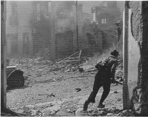 Combates en las cercanías del Museo de Santa Cruz (Toledo) en la Guerra Civil. Septiembre de 1936. Fotografía de Hans Namuth/Georg Reisner