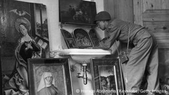 American servicemen view art treasures, Copyright: Horace Abrahams/Keystone/Getty Images