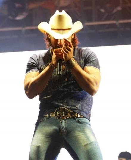 Mariano, da dupla Munhoz & MarianoHá uns dois anos, o cantor conquistou as fãs do País todo apostando na sensualidade. Mariano foi um dos responsáveis por tornar popular o sertanejo rebolation, em que a performance no palco faz toda a diferença. Com camiseta para dentro da calça colada, fica difícil não prestar a atenção nos movimentos do moço no palco. As fãs vão à loucura