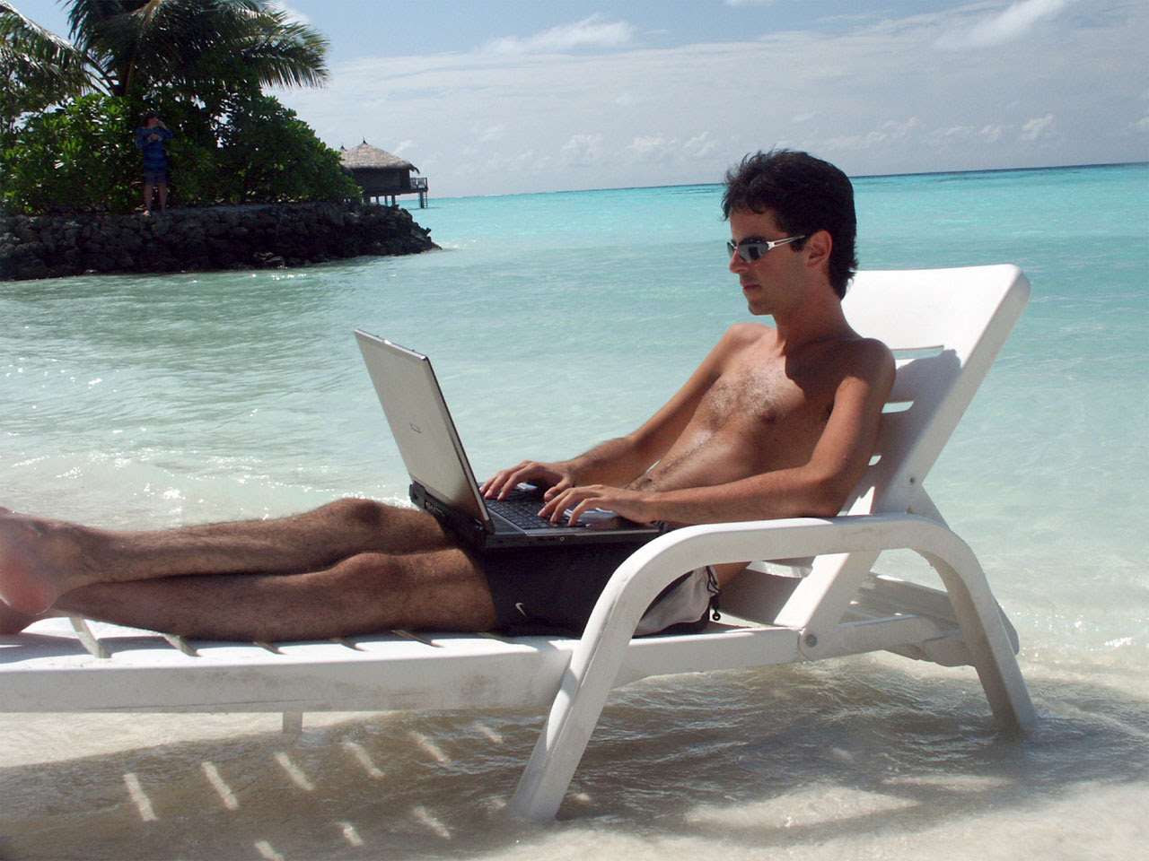 フリー画像 人物写真 男性ポートレイト 外国人男性 イケメン ビーチ 海辺 パソコン Pc サングラス 水着 フリー素材 画像素材なら 無料 フリー 写真素材のフリーフォト