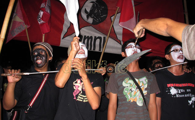 Aksi Protes Pemberangkatan Polisi ke Bima