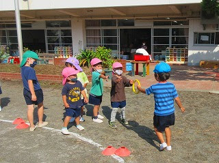 外遊び 年長児に憧れて 学校法人 西武学園