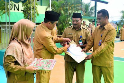 Ambon, Malukupost.com - Ujian Nasional (UN) tingkat SMA, MA, secara serentak dilaksanakan di seluruh penjuru tanah air mulai dari tanggal 10 -14 April. Salah satunya di Madrasah Aliyah Negeri (MAN) 1 Wara, Kecamatan Sirimau, Ambon yang diikuti 204 siswa, terdiri dari 100 siswa jurusan IPA dan 104 jurusan IPS, dengan menggunakan sistem Ujian Nasional Kertas dan Pensil (UNKP). Kepala Kantor Wilayah (Kakanwil) Kementrian Agama (Kemenag) Provinsi Maluku Fesal Musaad dalam arahannya saat membuka sampul UN, berharap UN yang berlangsung tahun ini harus berjalan dengan jujur berintegritas. 