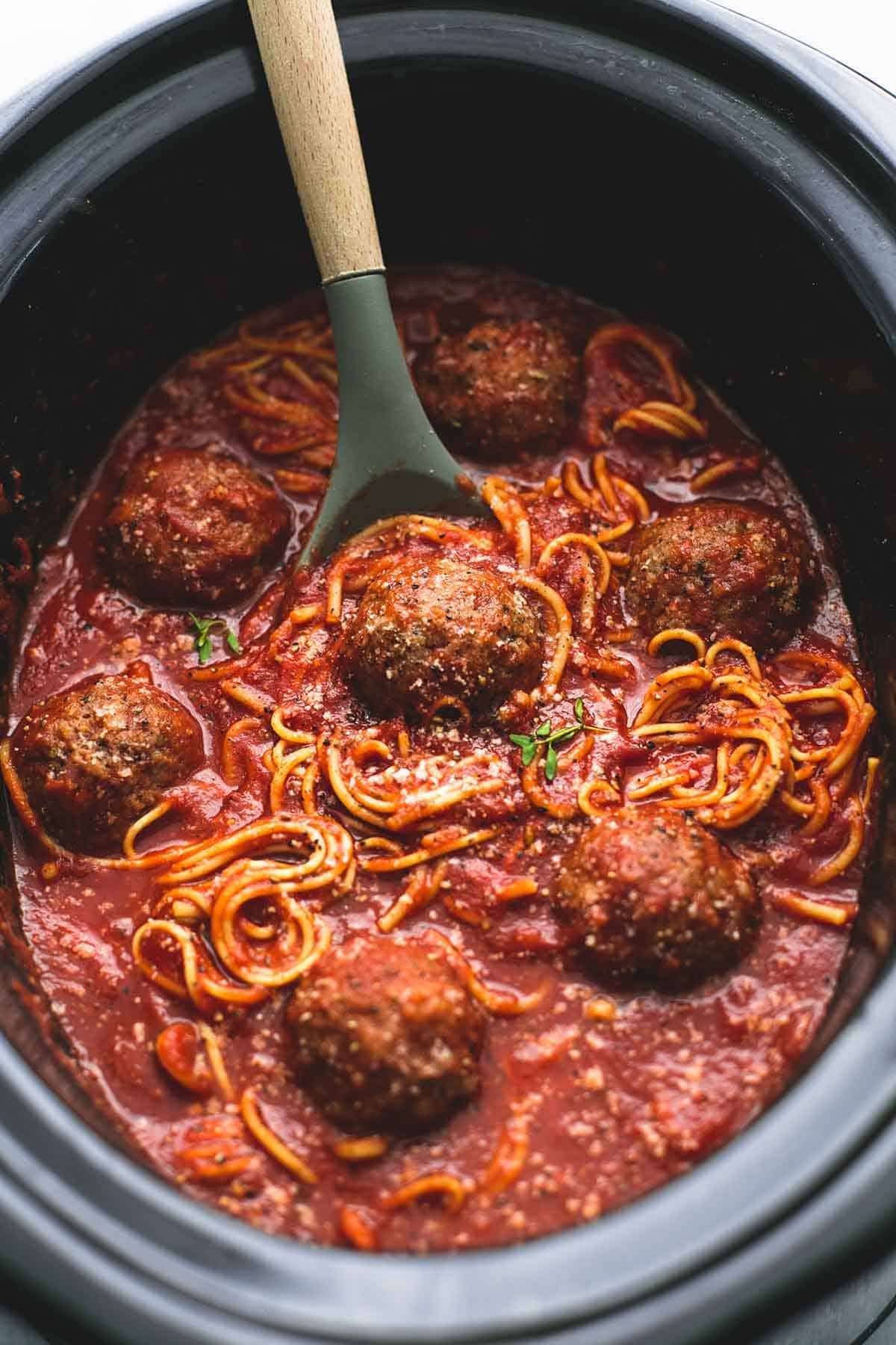 Slow Cooker Spaghetti and Meatballs | Creme De La Crumb
