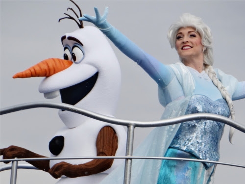 クリスマスパレードに アナと雪の女王 フロートが新登場 ディズニー裏話 雑学 トリビアが2 000話以上 ディズニーブログ じゃみログ