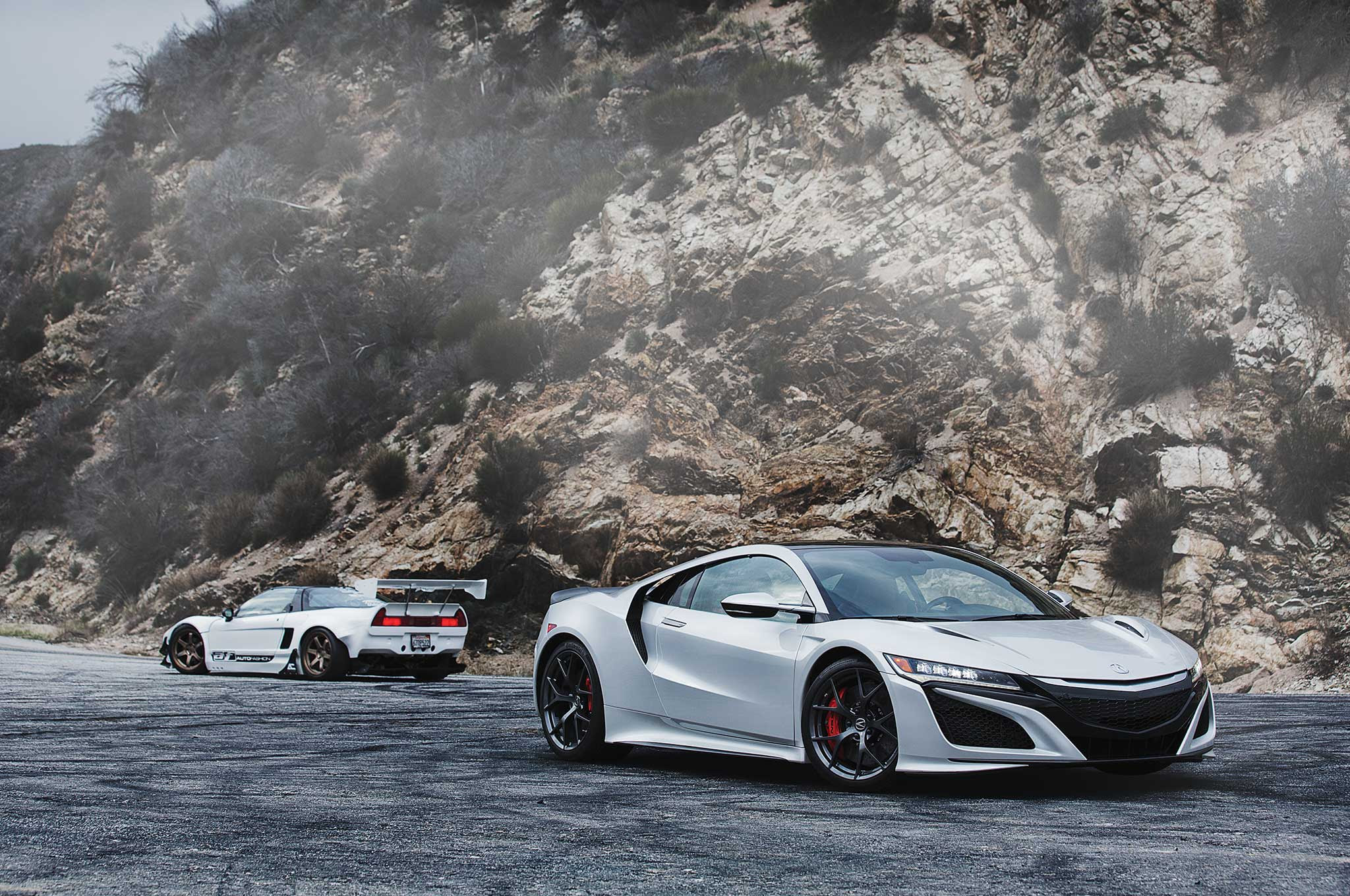 17 Acura Nsx Vs 1st Gen Nsx Old Hat Vs New Tricks