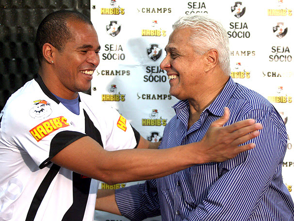                  Aloísio recebe um abraço do presidente Roberto Dinamite             
